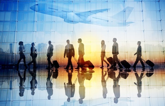 Group of Business Travellers Walking in an Airport Yetersiz Yakıtla Uçuş Yapan Pilotlara Ceza Yağacak