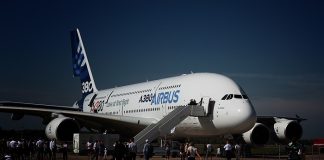 Tam 17 milyar dolarlık anlaşma Airbus, Çine' 17 milyar dolar değerinde 140 adet yolcu uçağı satacak. Söz konusu anlaşma, Almanya Başbakanı Scholz'un Pekin'e ziyaretinin akabinde gerçekleşti