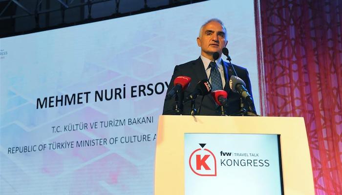 Bakan Ersoy Alman turizmcilerle buluştu