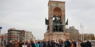 Turizmciler, saldırının yaşandığı İstiklal Caddesi’ni ziyaret etti Turizmciler, saldırının yaşandığı İstiklal Caddesi'ni ziyaret etti