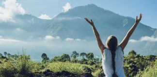 Yarı çıplak poz veren Rus turist sınır dışı edilecek