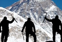 Everest Dağı’nın doğusundaki kar fırtınası nedeniyle 1 kişi hayatını kaybetti Dağlara yalnız tırmanmayı yasakladı