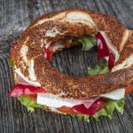 İstanbul Havalimanı’nda 145 liraya satılan simit Evrim Alasya, havaalanındaki simidin fiyatına isyan etti!