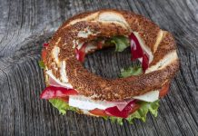 İstanbul Havalimanı’nda 145 liraya satılan simit Evrim Alasya, havaalanındaki simidin fiyatına isyan etti!