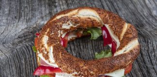 İstanbul Havalimanı’nda 145 liraya satılan simit Evrim Alasya, havaalanındaki simidin fiyatına isyan etti!