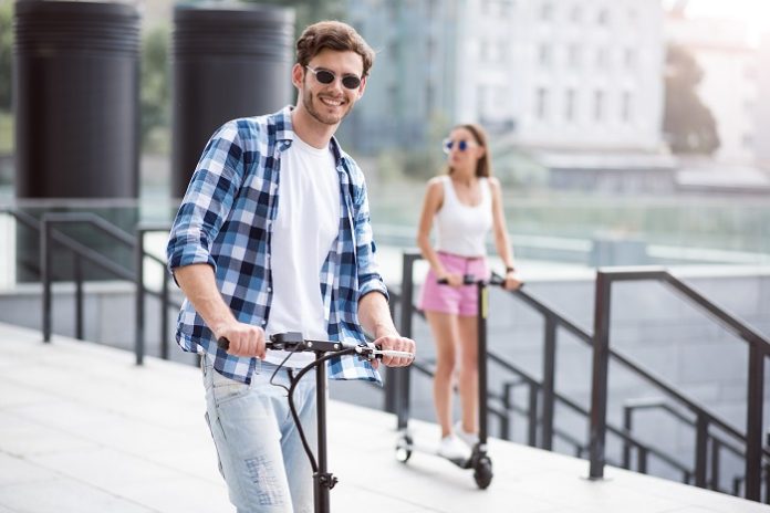 Cheerful ma riding a bike İBB scooter eylem planını açıkladı: Doğru yere park et, indirimi kap