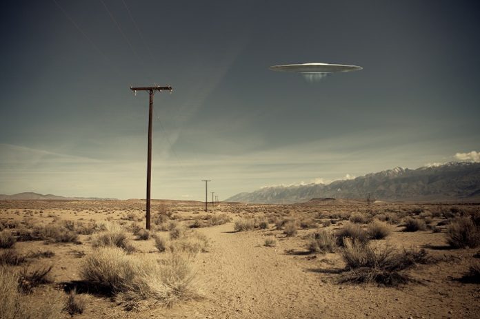 UFO over desert road flaş UFO açıklaması!