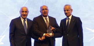 ODEON Tours, TİM Ödüllerinde Çifte Başarı: Hizmet İhracatı ve Seyahat Acenteliği Kategorilerinde Öne Çıktı Coral Travel Group Yönetim Kurulu Başkanı Sayın Ayhan Bektaş’a ödülünü, Ulaştırma ve Altyapı Bakanı Sayın Abdülkadir Uraloğlu ve TİM Başkanı Sayın Mustafa Gültepe verdiler.