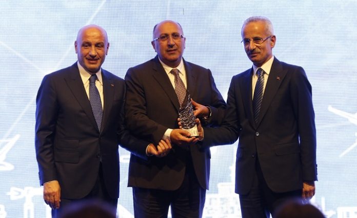 coral travel odul Coral Travel Group Yönetim Kurulu Başkanı Sayın Ayhan Bektaş’a ödülünü, Ulaştırma ve Altyapı Bakanı Sayın Abdülkadir Uraloğlu ve TİM Başkanı Sayın Mustafa Gültepe verdiler.