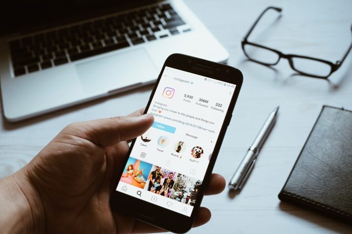 Nizhyn, Ukraine/ July-16-2019: Young man looking at main Instagr Instagram Ne Zaman Açılacak