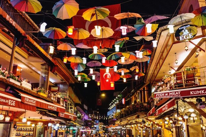 11 SEPTEMBER 2017, TURKEY, ISTANBUL: Night cafe and restaurants decoarated with lights and umbrellas waiting for tourists Yeni İstanbul Planlama Ajansı (IPA) raporu yayınlandı ve İstanbul'da yaşamanın maliyetini yeniden belirledi.