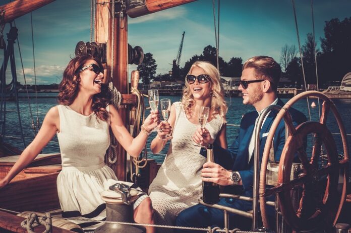 Stylish wealthy friends having fun on a luxury yacht Turizmde yeni eğilim: Kentler "kaliteli" turist peşinde