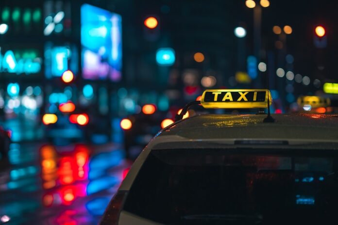 taksi, gece taksi, arac İstanbul Gece Ulaşım Rehberi: Taksi, Martı, Moov, ve Daha Fazlası