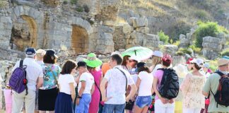 Hanutçuluk: Turizm Sektörünün Karanlık İmajı mı? Turist Rehberliği ve Seyahat Acentaları Kanunlarında Önemli Değişiklikler Resmi Gazete'de Yayımlandı