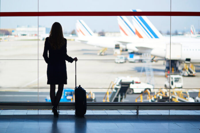 Young woman in the airport THY Uyarısı: Venezuela, Meksika, Kolombiya, Küba ve Brezilya'ya Seyahat Edecekler Dikkat!