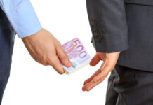 Havalimanında Rüşvet Operasyonu: 4 Tutuklama Havalimanında Rüşvet Operasyonu: 4 Tutuklama