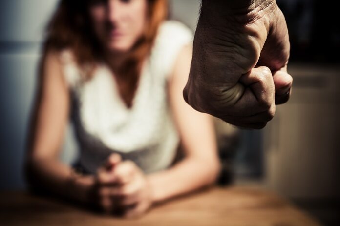 Woman in fear of domestic abuse Kamp Talihsizliği: Fransız Çift, Yaşadıkları Olay Sonrası Türkiye Tatilini İptal Etti