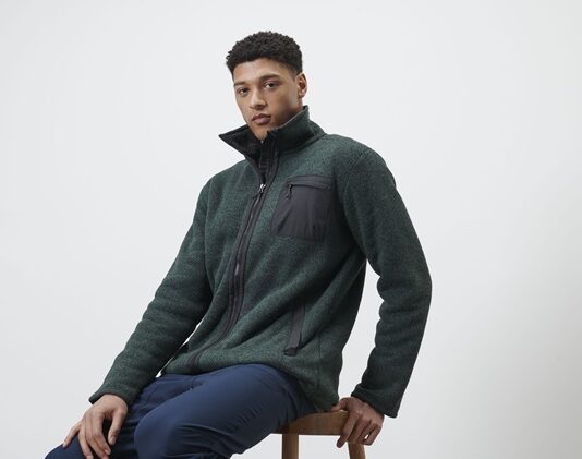 Kayak Pistlerinin En Sevilen Spor Kıyafetleri ve Aksesuarları erkek Kayak kıyafeti.