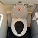 Uçakta Tuvalet Kağıdı Kullanımına Sınırlama Getirdi Uçakta Tuvalet Kağıdı Kullanımına Sınırlama