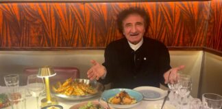 Ünlü Şef Hüseyin Özer, Nar Ekşisi Türk Yemeklerini Mahvediyor Londra'nın En Lüks Semtinde İki Yeni Restoran Açan Ünlü Şef Hüseyin Özer, Nar Ekşisi Türk Yemeklerini Mahvediyor dedi.