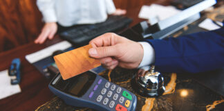 Kredi Kartları İçin 2 Yıl Aradan Sonra Değişiklik Restoranlarda Kazıklanmaktan Bıkan Türkler Yunan Adalarına Akın Ediyor