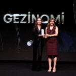 Gezinomi, En Çok Çalışmak İstenen Şirketler Arasında Yer Aldı Gezinomi Seyahat Turizm firmasının ödülünü, Pınar Ercan ve Gezinomi Genel Müdürü Deniz Selen Kılıçözgürler birlikte aldılar.