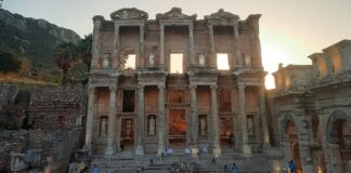 Bakanlığın Gece Müzeciliği ile Özel Davet Çelişkisi: Efes’in Kapıları Neden Kapandı?