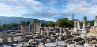 Gladyatörler Kenti’nde 1414 Yıllık Sütunlar Yeniden Ayağa Kalkıyor Muğla'nın Yatağan ilçesindeki Stratonikeia Antik Kenti