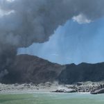 Yeni Zelanda’da Whakaari Yanardağı’nın Faaliyete Geçmesi Nedeniyle Bazı Uçuşlar İptal Edildi Yeni Zelanda'da Whakaari Yanardağı'nın Faaliyete Geçmesi Nedeniyle Bazı Uçuşlar İptal Edildi