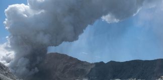 Yeni Zelanda’da Whakaari Yanardağı’nın Faaliyete Geçmesi Nedeniyle Bazı Uçuşlar İptal Edildi Yeni Zelanda'da Whakaari Yanardağı'nın Faaliyete Geçmesi Nedeniyle Bazı Uçuşlar İptal Edildi