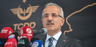 Turistik Tatvan Treni İkinci Seferine Başladı Ulaştırma ve Altyapı Bakanı Abdulkadir Uraloğlu Fotoğraf: AA