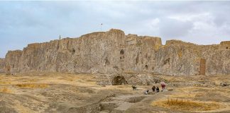 Eski Van Şehri Kazılarında Yeni Yapılar Ortaya Çıkarıldı Eski Van Şehri Kazılarında Yeni Yapılar Ortaya Çıkarıldı