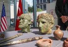 ABD’de Ele Geçirilen 18 Tarihi Eserin Türkiye’ye İadesi İçin New York’ta Tören Yapıldı ABD'de Ele Geçirilen 18 Tarihi Eserin Türkiye'ye İadesi İçin New York'ta Tören Yapıldı