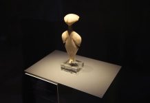 Troya Müzesi’nde 6500 Yıllık Mermer Idol Ziyaretçilerle Buluştu! Milattan Önce (MÖ) 4500 yılına ait, Orta Kalkolitik dönem mermer Kilya tipi idol