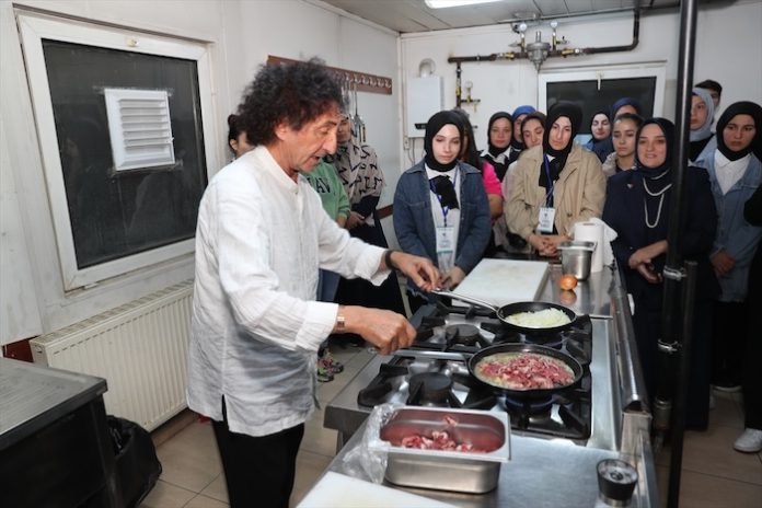 AA--TURK_YEMEKLERINI_DUNYAYA_TANITAN_UNLU_SEF_GASTRONOMININ_INCELIKLERINI_OGRENCILERE_ANLATTI Ünlü Şef Hüseyin Özer, Erzincan'da!