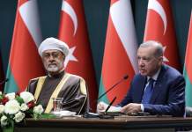 Türkiye ve Umman Arasında 10 Yeni Anlaşma: Turizmden Ticarete Geniş İşbirliği 15 Temmuz 10 Soruda FETÖ “Umman ile ilişkilerimiz her alanda gelişmeye devam ediyor” 28.11.2024 Yazdır Yazıları Büyült Yazıları Küçült “Umman ile ilişkilerimiz her alanda gelişmeye devam ediyor” Cumhurbaşkanı Erdoğan, Umman Sultanı Heysem bin Tarık ile gerçekleştirdikleri ortak basın toplantısında yaptığı açıklamada, “Bu ziyaret Umman’dan ülkemize devlet başkanı düzeyinde yapılan ilk resmî ziyareti teşkil ediyor. Köklü tarihî ve kardeşlik bağlarına sahip olduğumuz Umman ile ilişkilerimiz her alanda gelişmeye devam ediyor” dedi. Cumhurbaşkanı Recep Tayyip Erdoğan ve Umman Sultanı Heysem bin Tarık bin Teymur Al Said