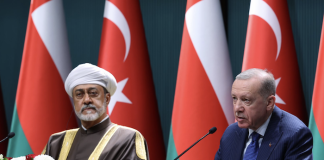 Türkiye ve Umman Arasında 10 Yeni Anlaşma: Turizmden Ticarete Geniş İşbirliği 15 Temmuz 10 Soruda FETÖ “Umman ile ilişkilerimiz her alanda gelişmeye devam ediyor” 28.11.2024 Yazdır Yazıları Büyült Yazıları Küçült “Umman ile ilişkilerimiz her alanda gelişmeye devam ediyor” Cumhurbaşkanı Erdoğan, Umman Sultanı Heysem bin Tarık ile gerçekleştirdikleri ortak basın toplantısında yaptığı açıklamada, “Bu ziyaret Umman’dan ülkemize devlet başkanı düzeyinde yapılan ilk resmî ziyareti teşkil ediyor. Köklü tarihî ve kardeşlik bağlarına sahip olduğumuz Umman ile ilişkilerimiz her alanda gelişmeye devam ediyor” dedi. Cumhurbaşkanı Recep Tayyip Erdoğan ve Umman Sultanı Heysem bin Tarık bin Teymur Al Said