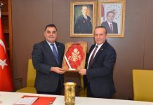 Ataoğlu’ndan TÜRSAB’a Vurgu: “Onları Ailemiz Gibi Görüyoruz” TÜRSAB Başkan Yardımcısı Davut Günaydın ve KKTC Başbakan Yardımcısı, Turizm, Kültür, Gençlik ve Çevre Bakanı Sayın Fikri Ataoğlu