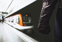 Trende Dehşet: Aynı Vagondaki Kadını Ateşe Verdi!