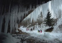 Slovakya’nın Tatra Dağları’ndaki Siklava Skala Şelalesi, Kışın Elinde Buz Heykeline Dönüşüyor Slovakya'nın Tatra Dağları'ndaki Siklava Skala Şelalesi