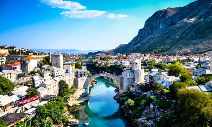mostar koprusu bosna hersek - Depositphotos