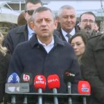 Kartalkaya Davası Büyüyor: Özgür Özel, Turizm Bakanı’nı İşaret Etti Özgür Özel’den Kartalkaya Otel Faciası Anmasında Turizm Bakanı Eleştirisi: ‘Hâlâ Koltuğunu Koruyor’