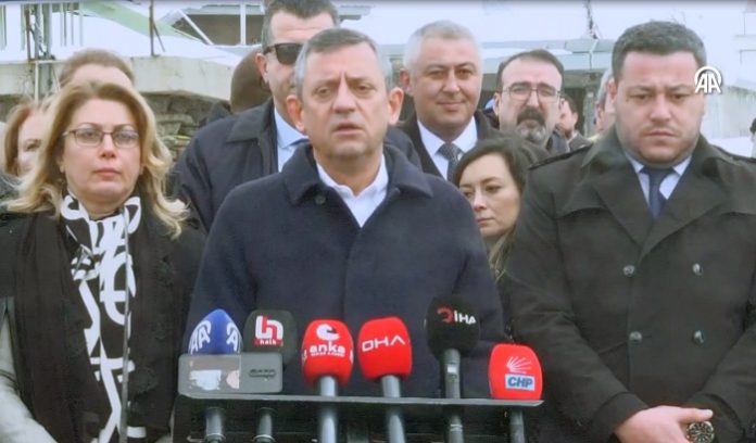 özgür özel chp, grand kartal otel Özgür Özel’den Kartalkaya Otel Faciası Anmasında Turizm Bakanı Eleştirisi: ‘Hâlâ Koltuğunu Koruyor’