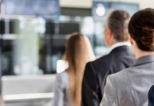 Seyahat Yasağını Protesto Etti