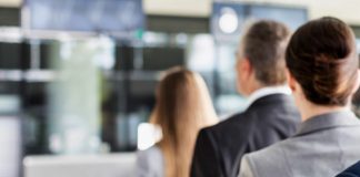 Seyahat Yasağını Protesto Etti