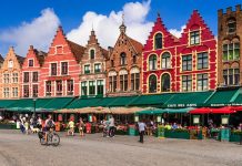 Turistler Ünlü Turizm Şehrinde Tarihi Kaldırım Taşlarını ‘Hatıra’ İçin Söktüler