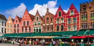 Turistler Ünlü Turizm Şehrinde Tarihi Kaldırım Taşlarını ‘Hatıra’ İçin Söktüler