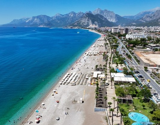Antalya Rekor Kırdı: Ekimde 2,2 Milyon Turist, 10 Ayda 16 Milyon Sınırı Aşıldı!