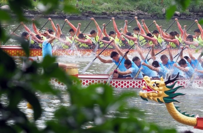 Dragon boat races held on Shanghai's Suzhou Creek
