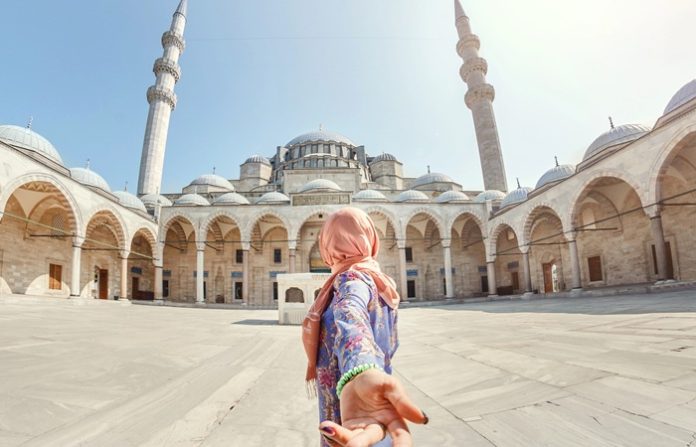 musluman turist - suleymaniye camii - Depositphotos